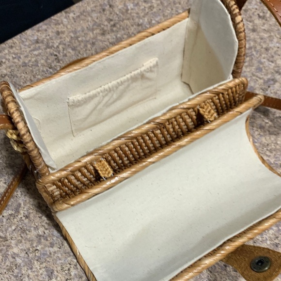 Elegant Tan Woven Crossbody Bag - Picture 5 of 5